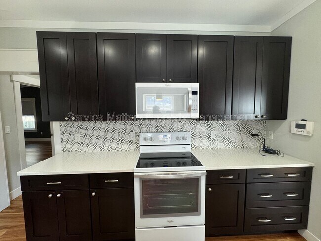 Building Photo - 1416 E Baars St