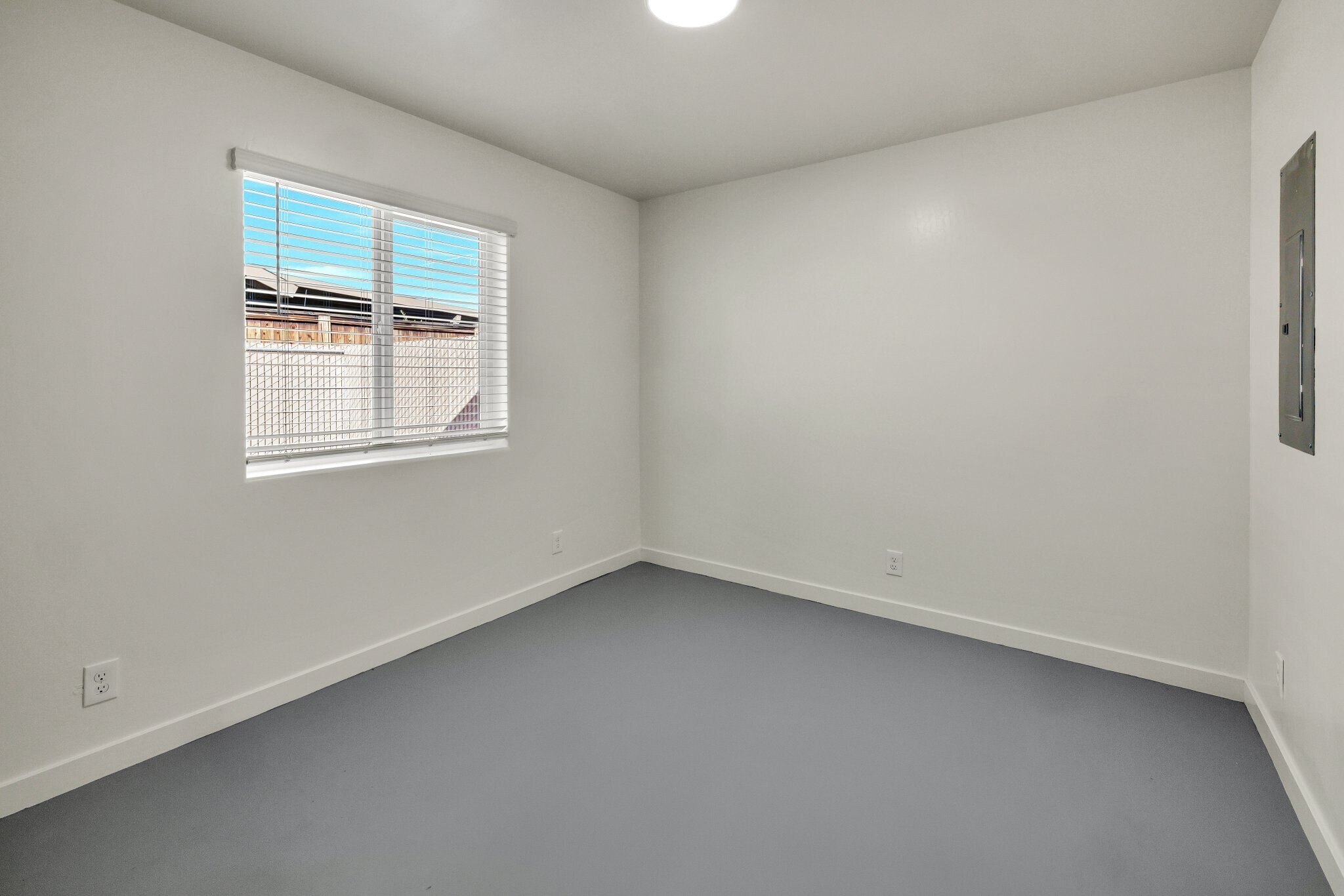 Building Photo - 1340 W Mariposa Ave