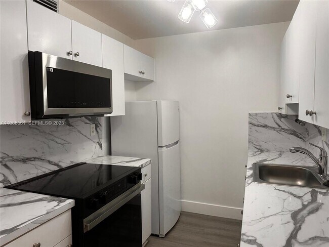 Building Photo - 7231 Miami Lakes Dr