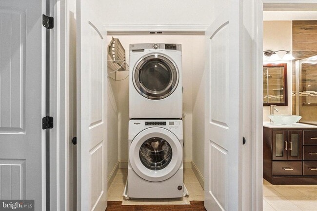 Building Photo - 719 E Thompson St