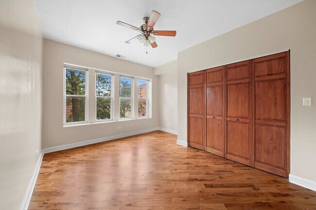 Building Photo - Spacious 2BR/2BA Rogers Park Condo with In-Unit Laundry & Central Air