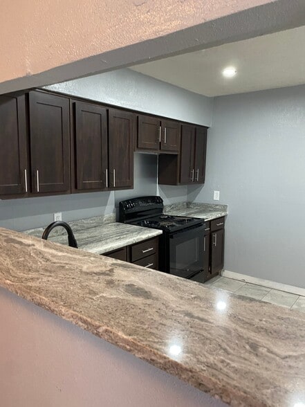 Building Photo - 418 E 1st St