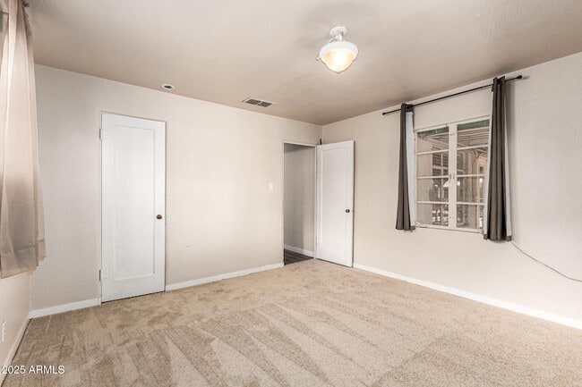 Building Photo - 809 N Gilbert Ave