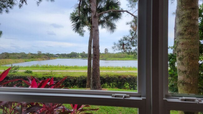 Building Photo - Annual UNfurnished 2/2 ground floor condo ...
