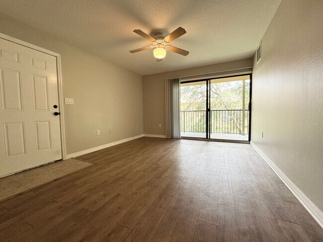 Building Photo - Lovely Winter Springs Condo ~ Vinyl Plank Flooring and Large Screened Patio!