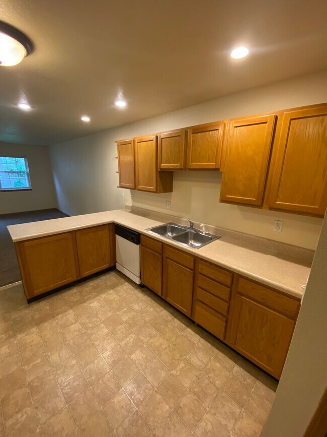 Building Photo - Beautiful 2 bedroom 1 bathroom duplex close to FLW!!
