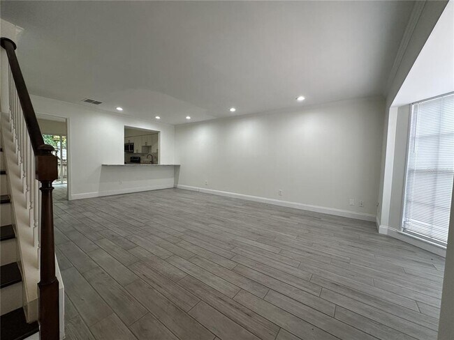 Building Photo - 308 S Bungalow Park Ave