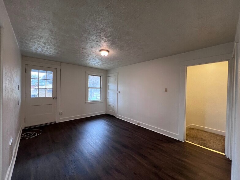 Building Photo - 610 Short St