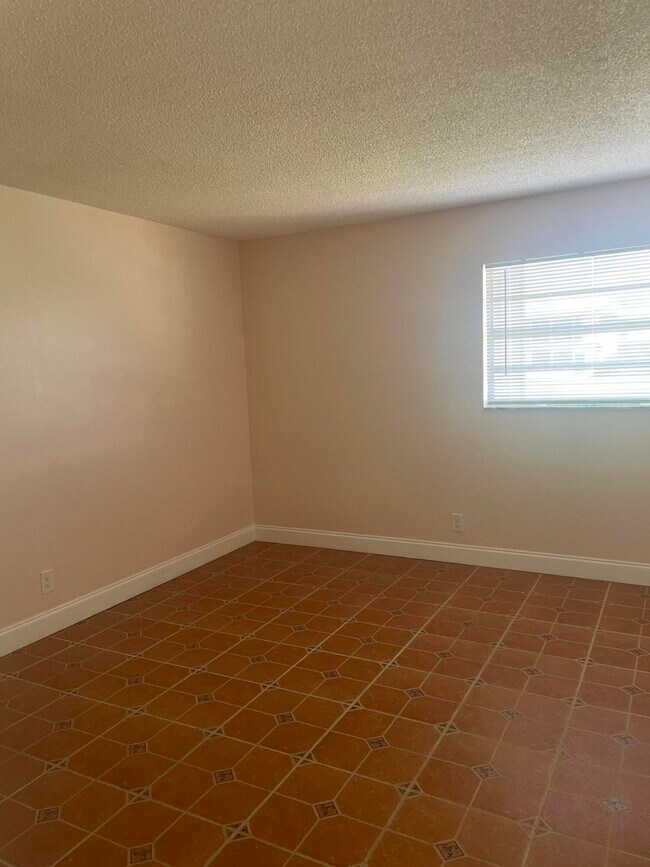 Building Photo - 402 Monaco Ct