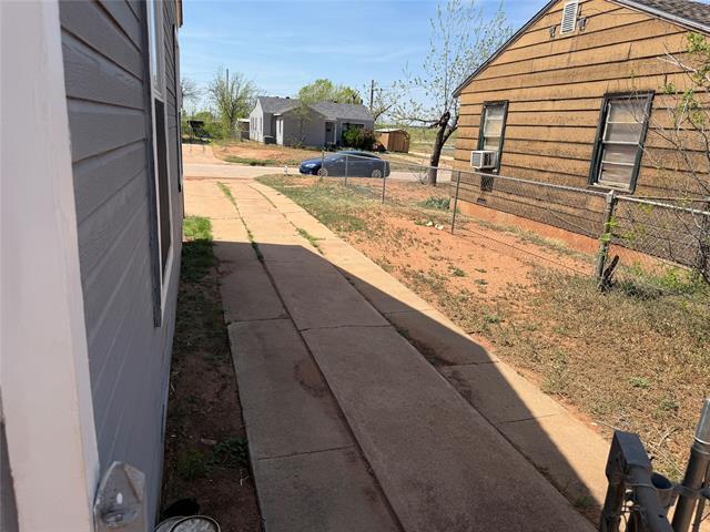 Building Photo - 733 S Crockett Dr