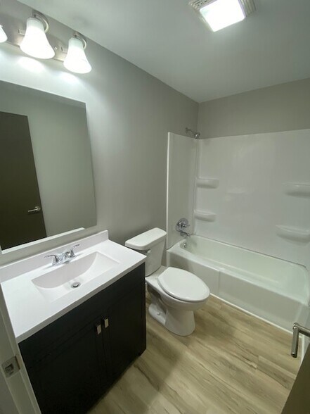 Building Photo - 827 W Shermoor St