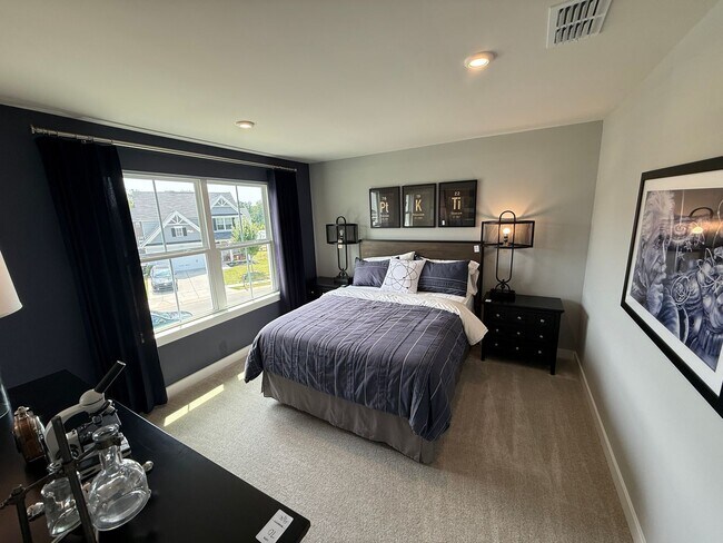 Building Photo - Never loved in Model Homes