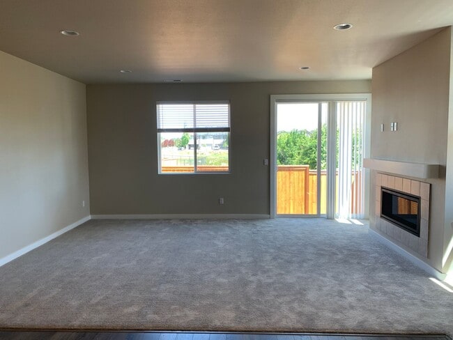 Building Photo - COMING VACANT END OF JUNE -EZ life Townhom...