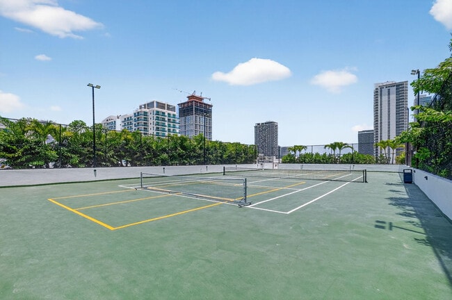 Building Photo - 700 NE 24th St