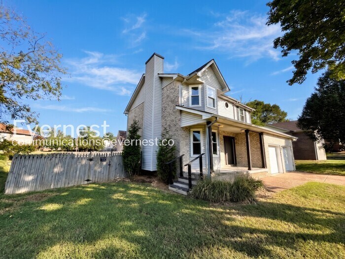 Building Photo - 608 Doral Pointe