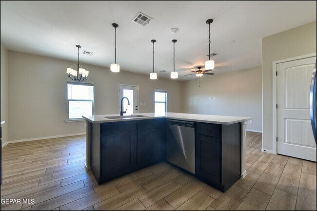 Building Photo - 516 Logwood Ave