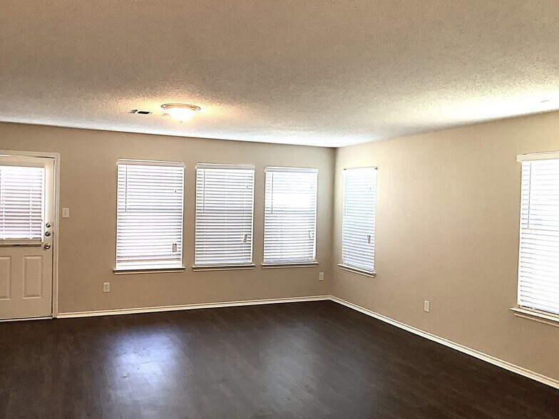 Building Photo - 115 Clover Leaf Ln