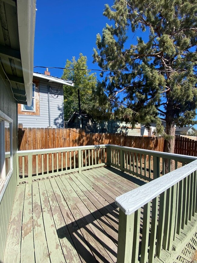 Building Photo - 2 bedroom, 1 bathroom house, fenced yard, ...