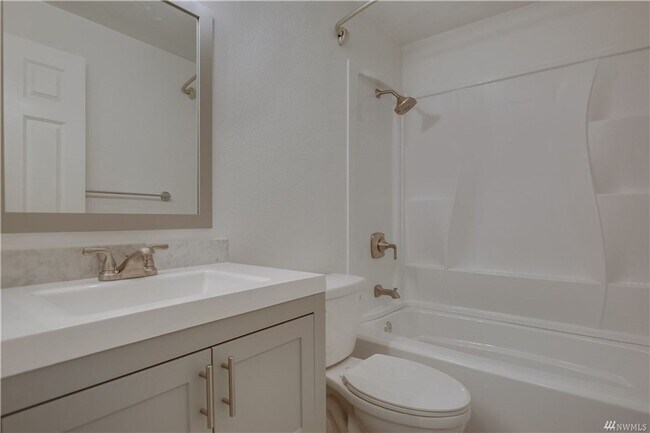 Building Photo - Charming condo at Echo Lake