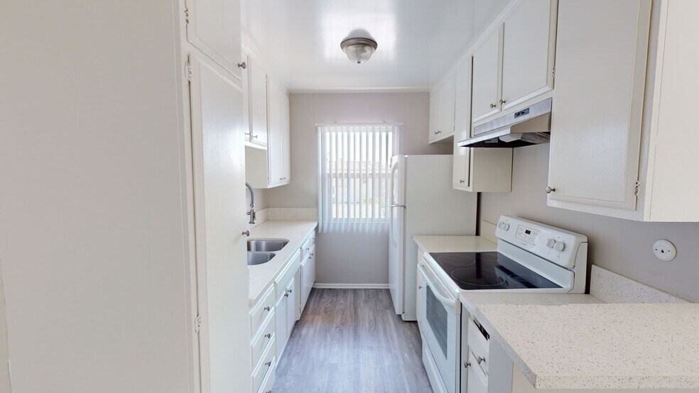 Interior Photo - 826 Osage
