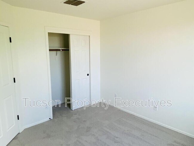 Building Photo - 11879 W Fontenelle Dr