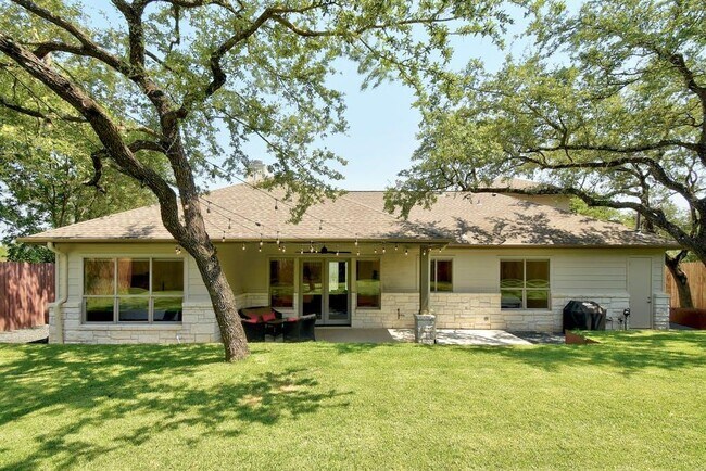 Building Photo - 1006 Lipan Trail