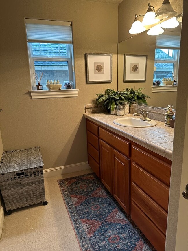 Building Photo - Stunning home on the OGA course