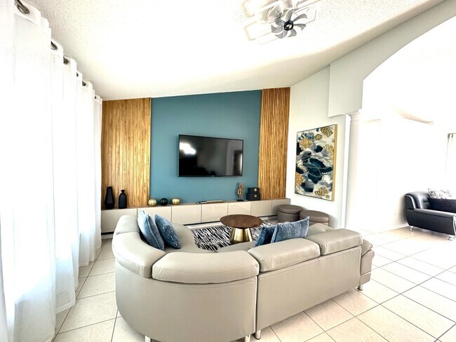 Building Photo - 333 W Shoreline Dr