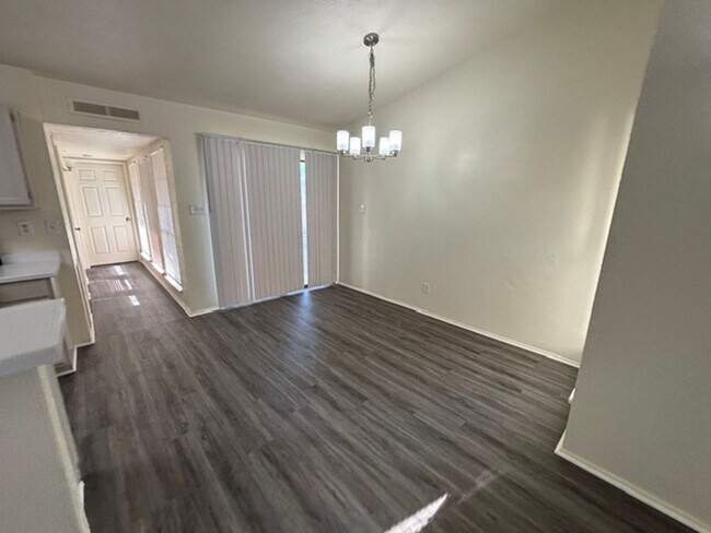 Building Photo - 2517 Limestone Dr
