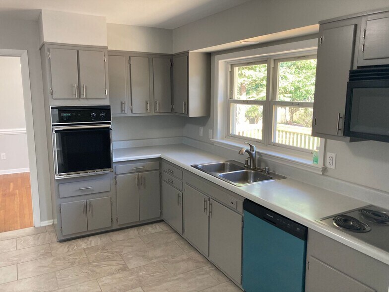 Building Photo - 8802 Avalon Dr