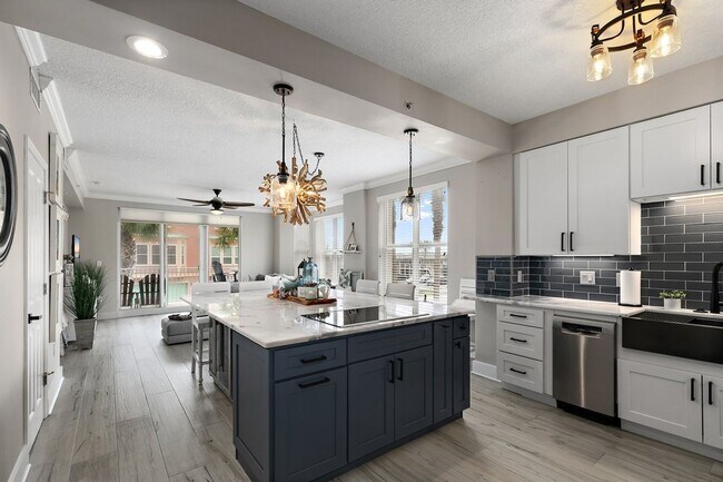 Building Photo - Remodeled Condo with Ocean Breezes!