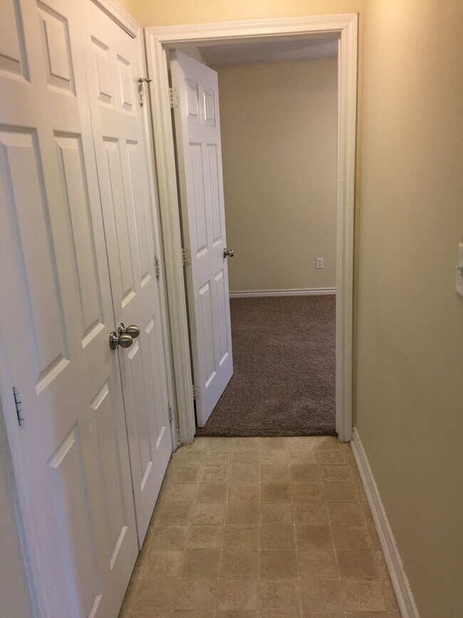 Building Photo - College Station. - 3 bedroom/3 bath Duplex, fenced in back yard, ready for an August 2026 move in.
