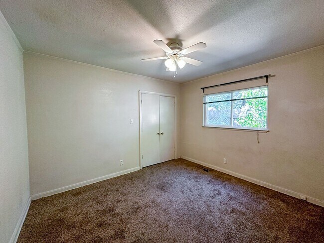 Building Photo - 5 Bedrooms and 3 Bathrooms!