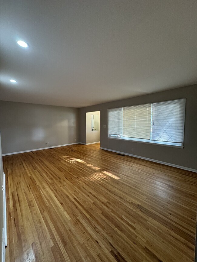 Building Photo - 937 S Broadmoor St