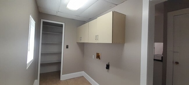 Building Photo - 202 N Howell Ave