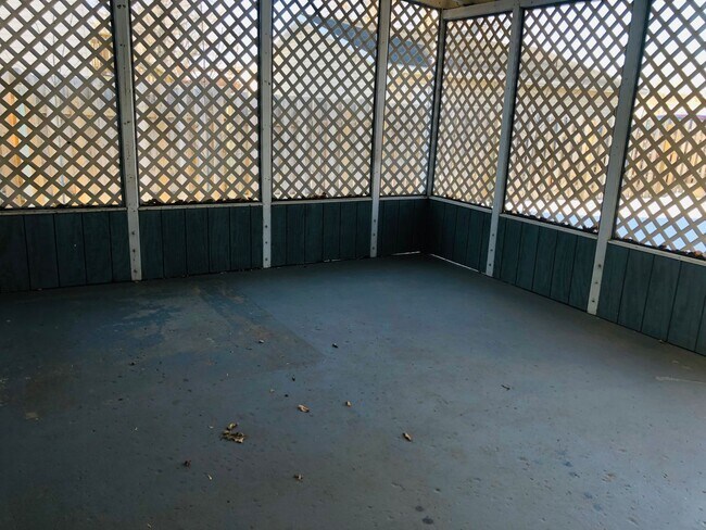 Building Photo - House- NW