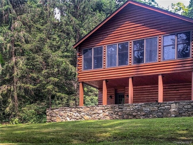 Building Photo - 559 Quaker Hill Rd