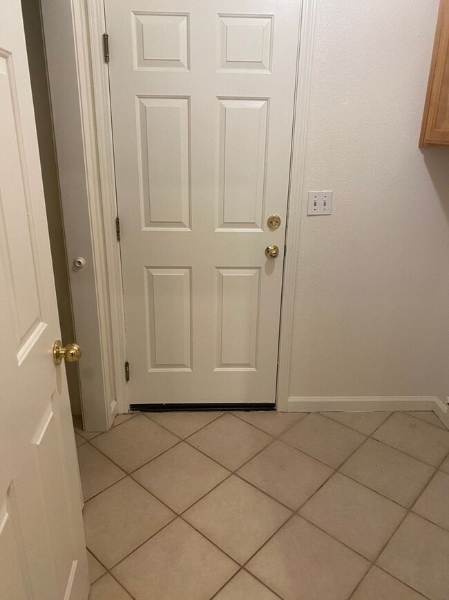 Building Photo - 4 bedroom 2 bathroom house in SE Visalia!
