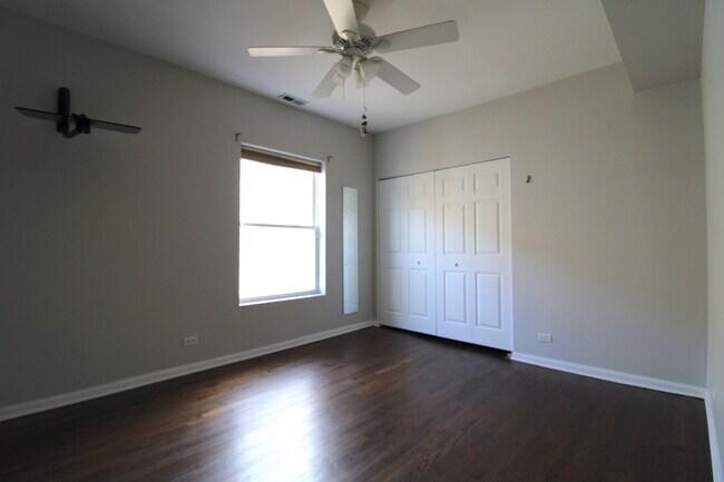 Building Photo - 1517 W Jonquil Terrace