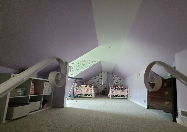 Building Photo - Tri level 3b2b home for rent with fenced i...