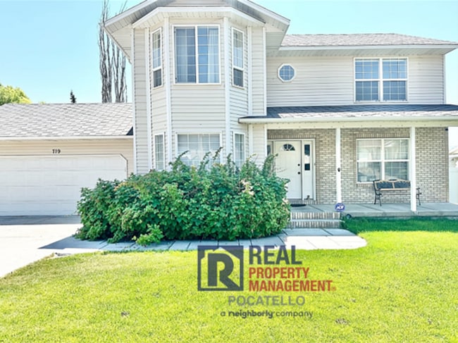 Building Photo - 5 Bedroom 3.5 Bath House - Pet Friendly