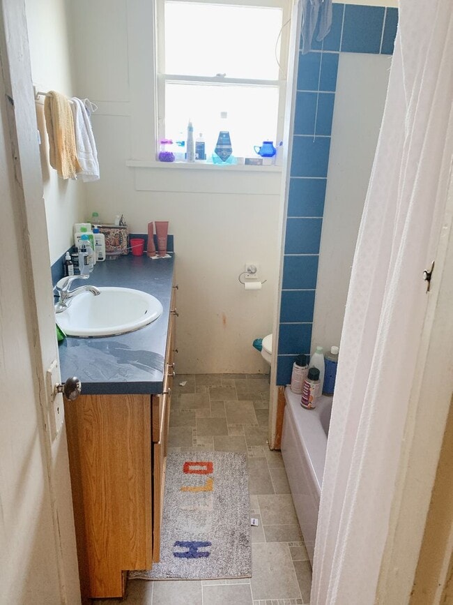 Building Photo - PRELEASING: Bay view 4 Bdrm/1.5 bath on High St!