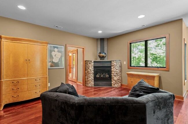 Building Photo - Luxurious 5-Bed Sanctuary with Scenic View...