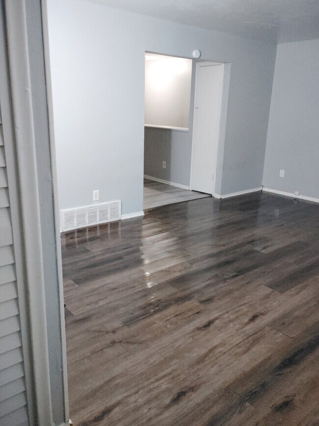 Building Photo - 5914 Cloverlawn Dr