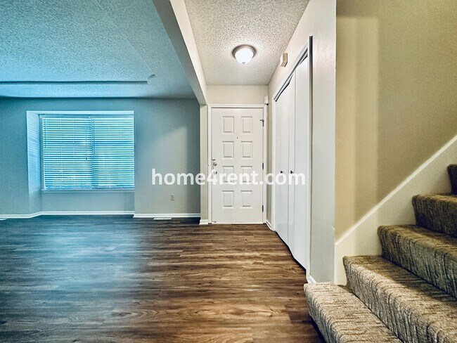 Building Photo - Beautiful Overland Park Home!