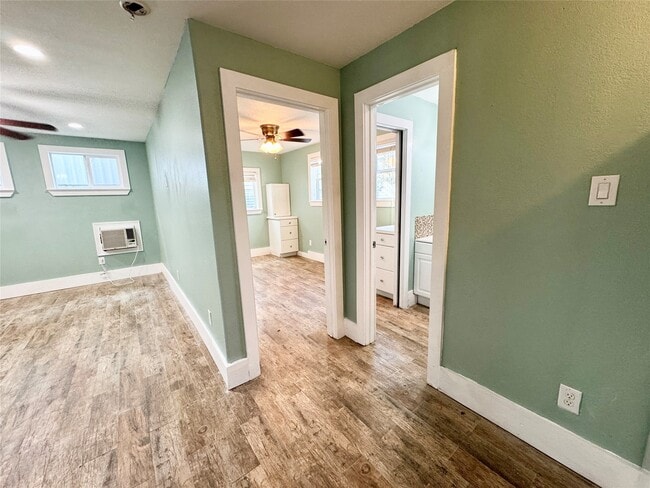 Building Photo - 728 W 21st St