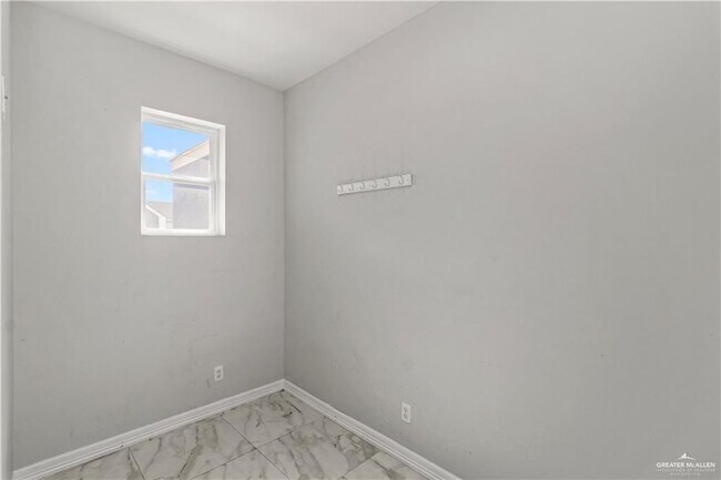 Building Photo - 18 N Crown Point