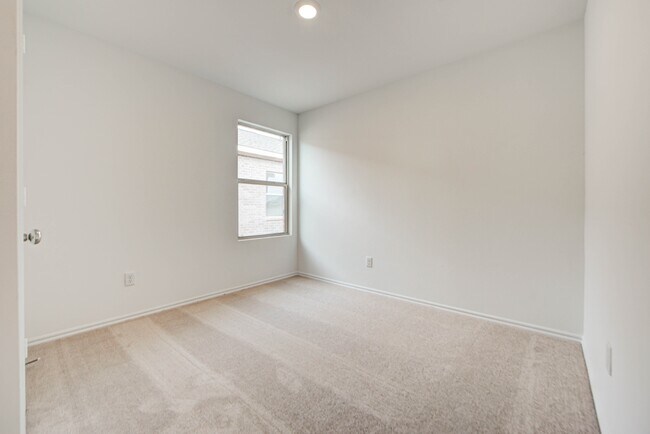 Building Photo - 2011 Delphine Dr