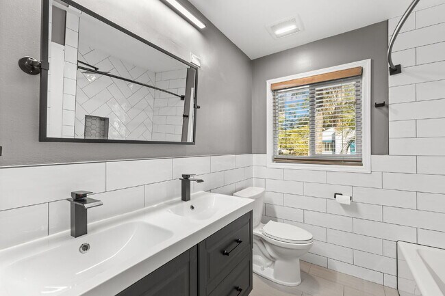 Building Photo - "Charming 3-Bed, 2-Bath Oasis in the Heart of Saint Petersburg – 1,366 Sq Ft of Comfort!"