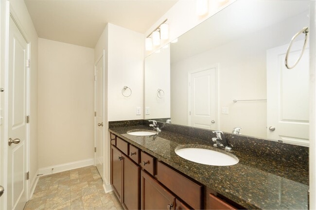 Building Photo - Modern Living in the Heart of Summerville!